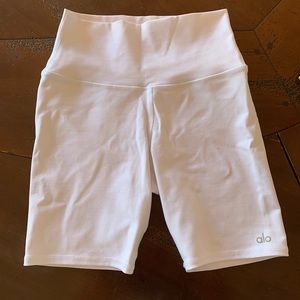 White Alo Yoga biker shorts🤍
